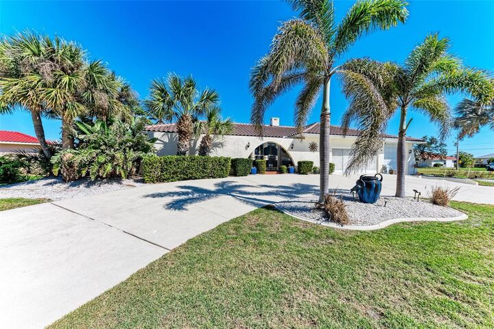Property Photo: 740 Via Esplanade FL 33950