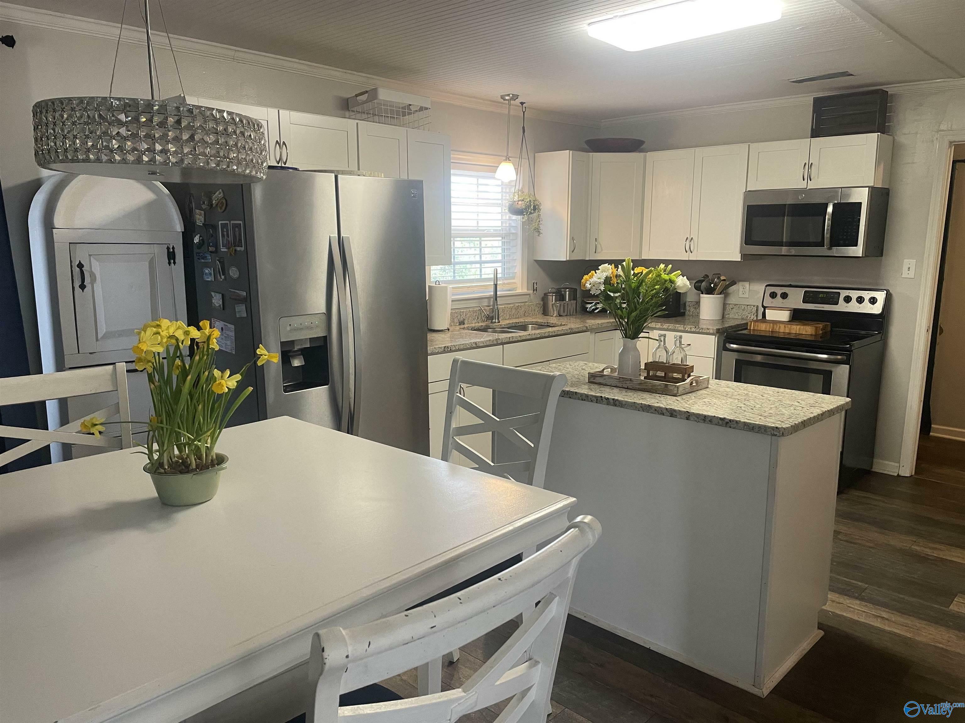 Property Photo: 221 Harts Avenue AL 35904