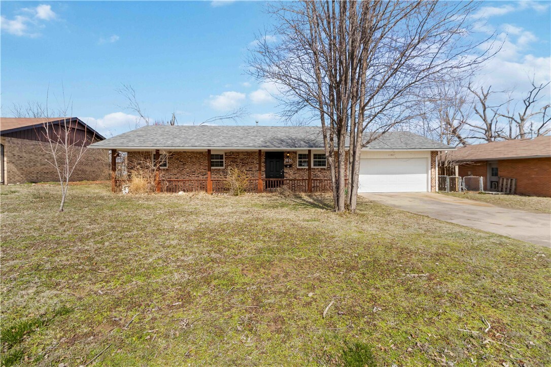 Property Photo:  1103 W Pine Street  AR 72756 