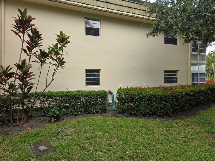 Property Photo:  12 Vista Gardens Trail 105  FL 32962 