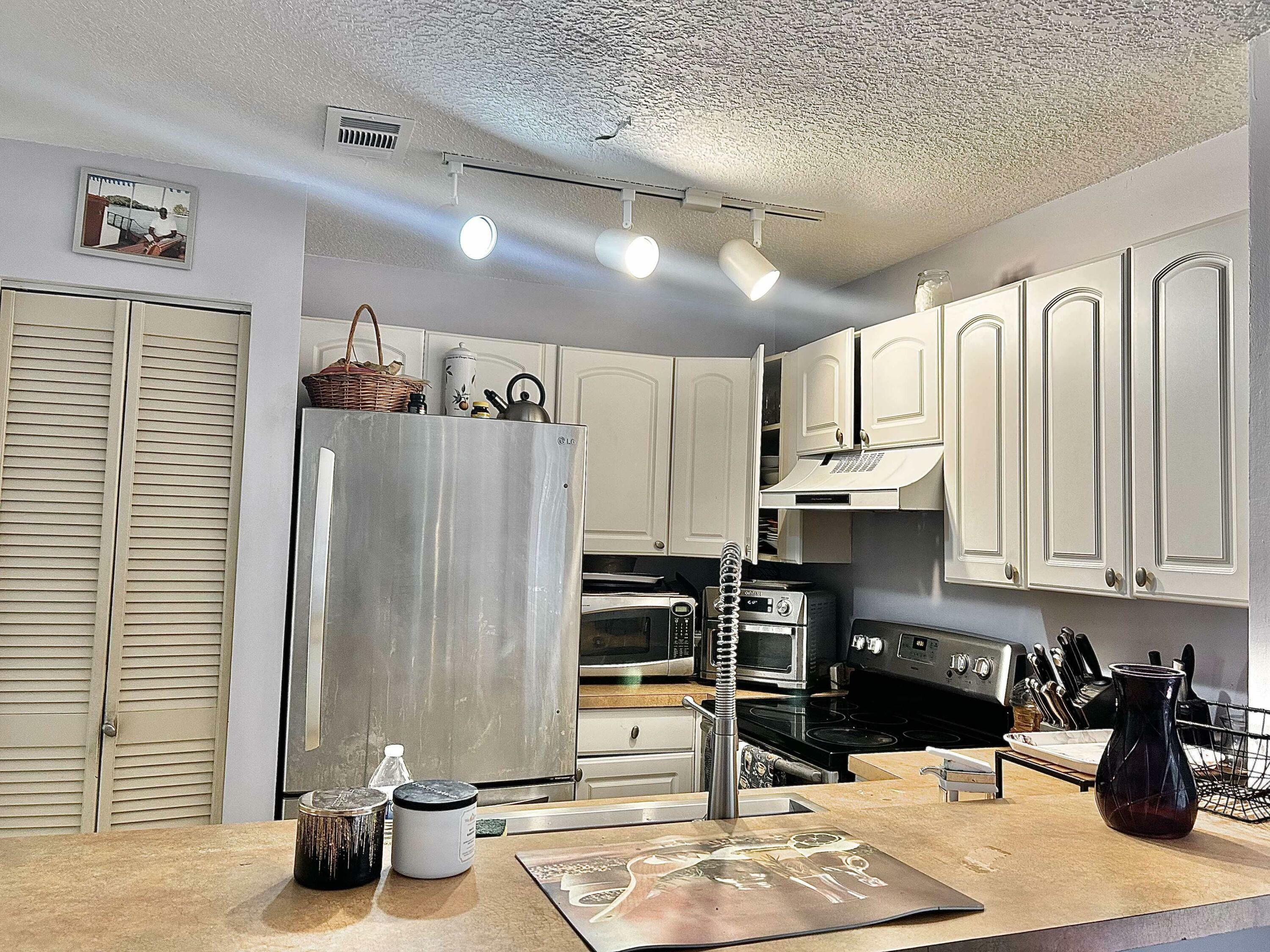 Property Photo:  4414 SW 72nd Terrace  FL 33314 