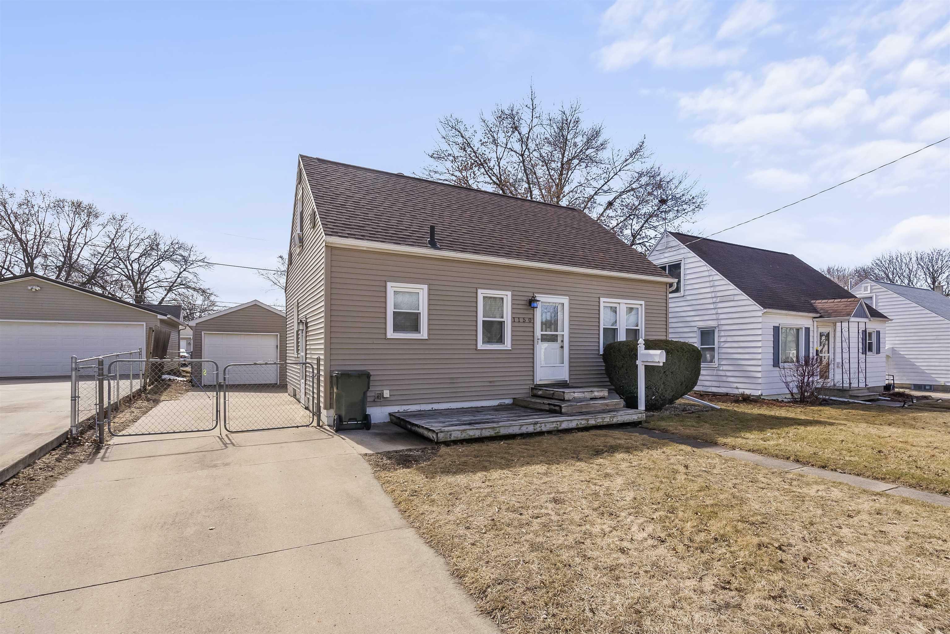 Property Photo:  1150 E Mitchell Avenue  IA 50702 