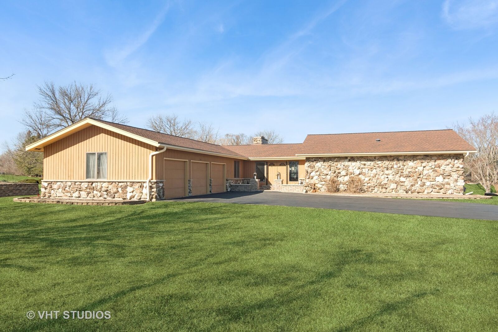 Property Photo: 768 Halbert Lane IL 60010