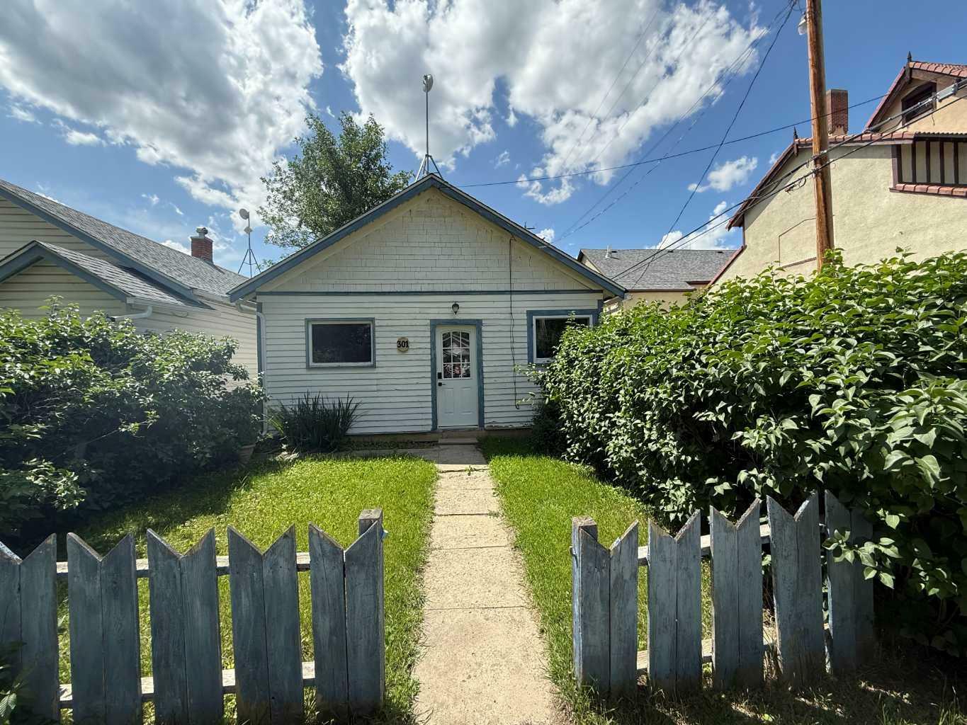 Property Photo:  301 2nd Street E  AB T0J 0Y3 