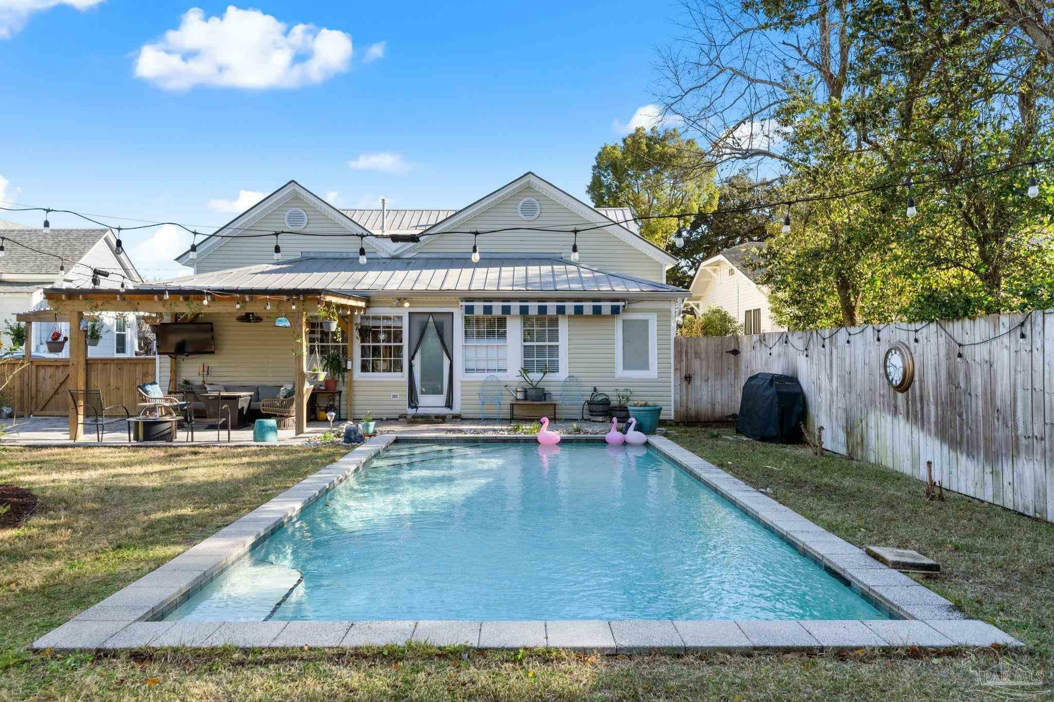 Property Photo: 1106 E Jackson St FL 32501