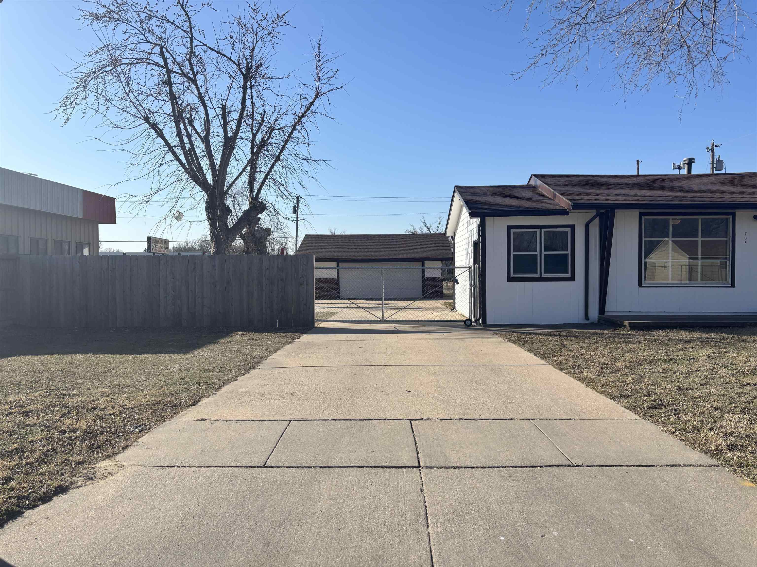 Property Photo:  705 N Arapaho St  KS 67212 