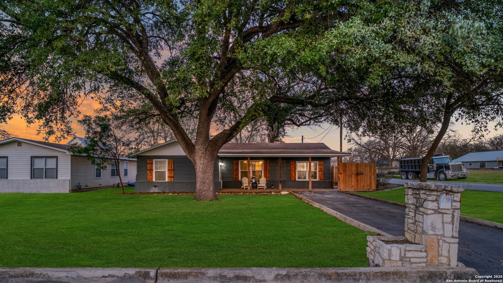 Property Photo:  920 N Union Ave  TX 78130 