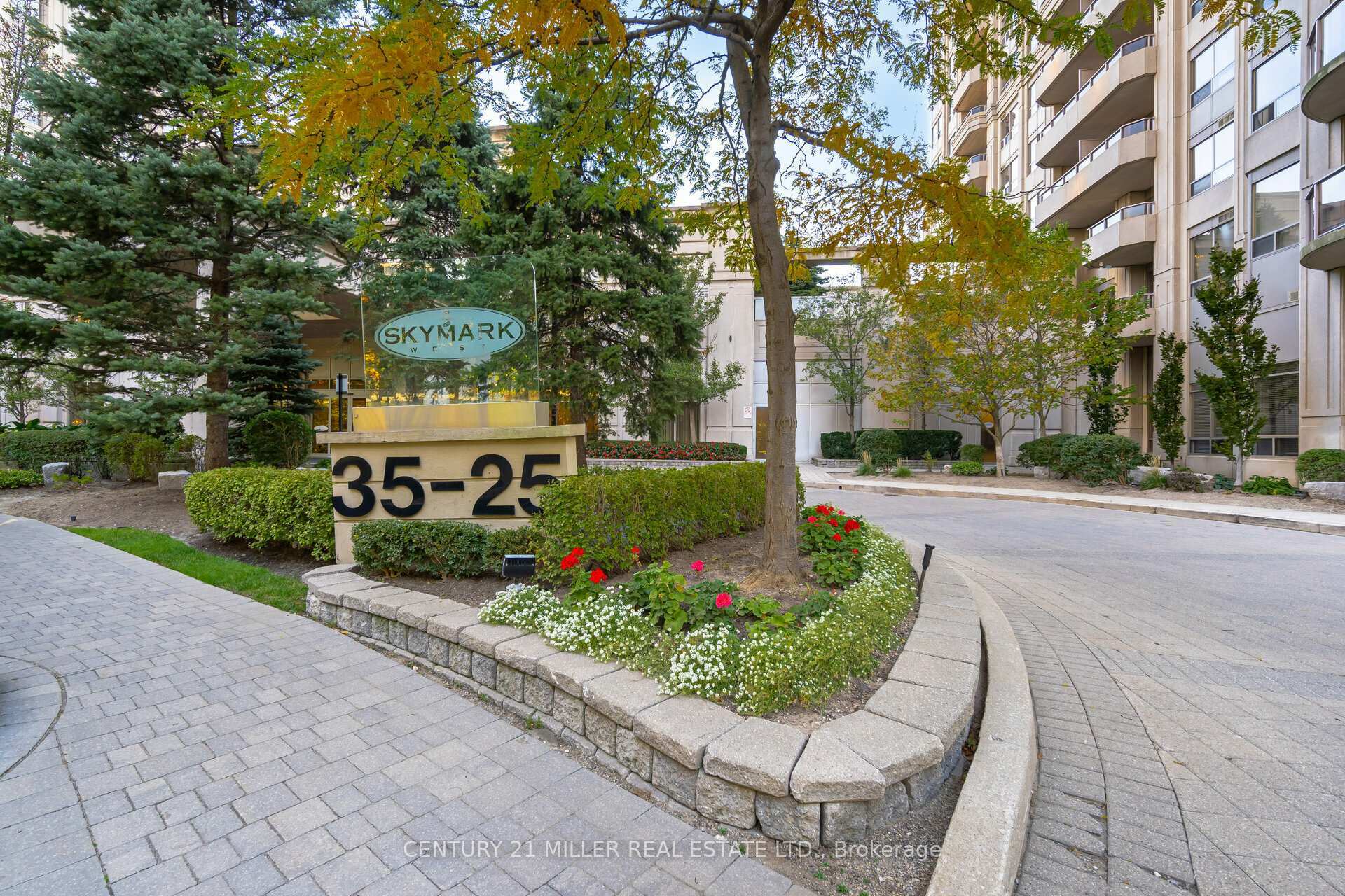 Property Photo: 25 Kingsbridge Garden Circ 3013 ON L5R 4B1