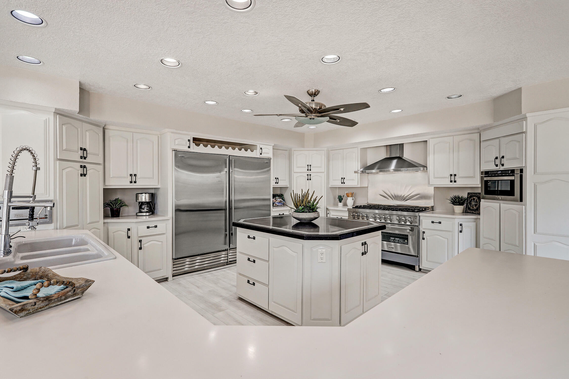 Property Photo: 9117 Luna Del Oro Road NE NM 87111