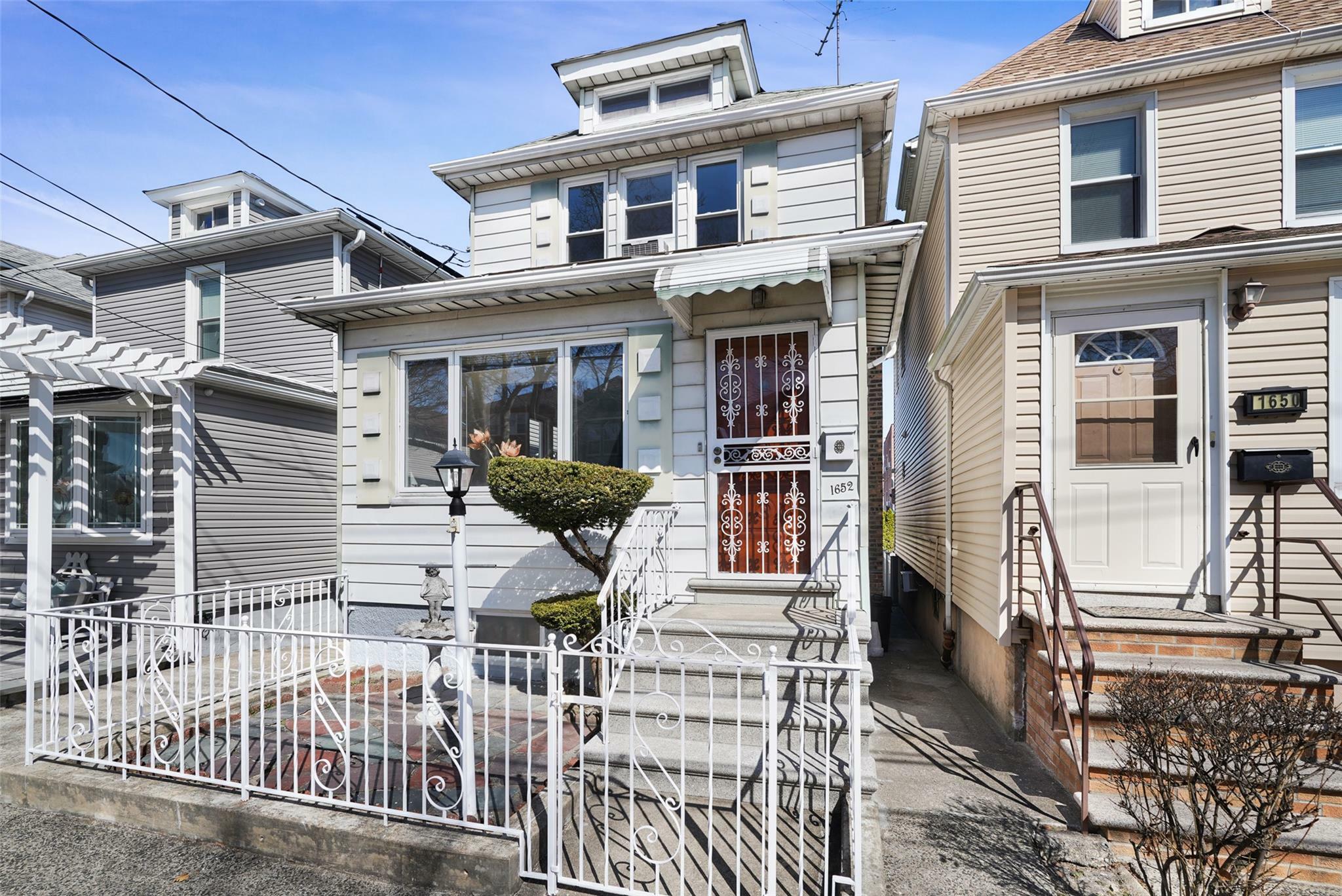 Property Photo:  1652 Hone Avenue  NY 10461 