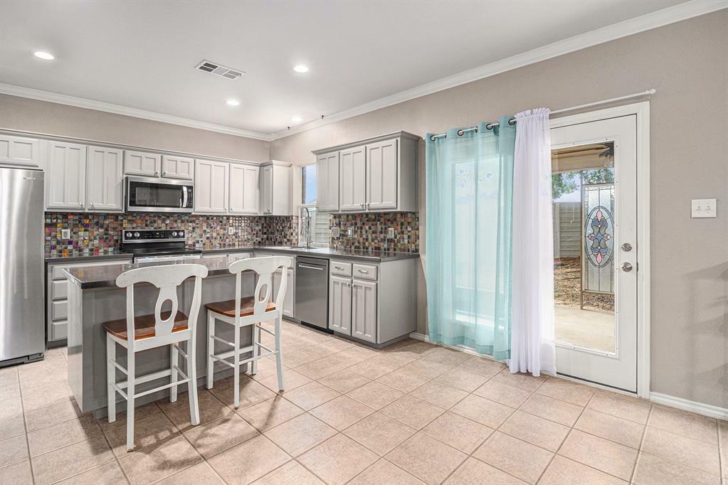 Property Photo: 400 Goodnight Trail TX 76247