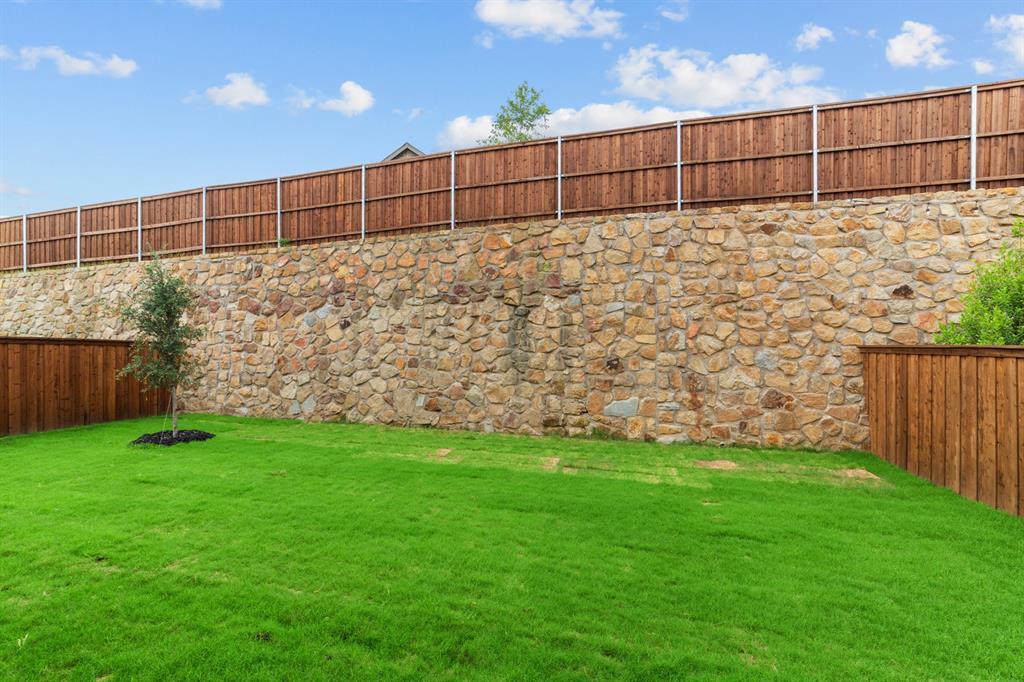 Property Photo: 6208 Beacon Hill Way TX 76112