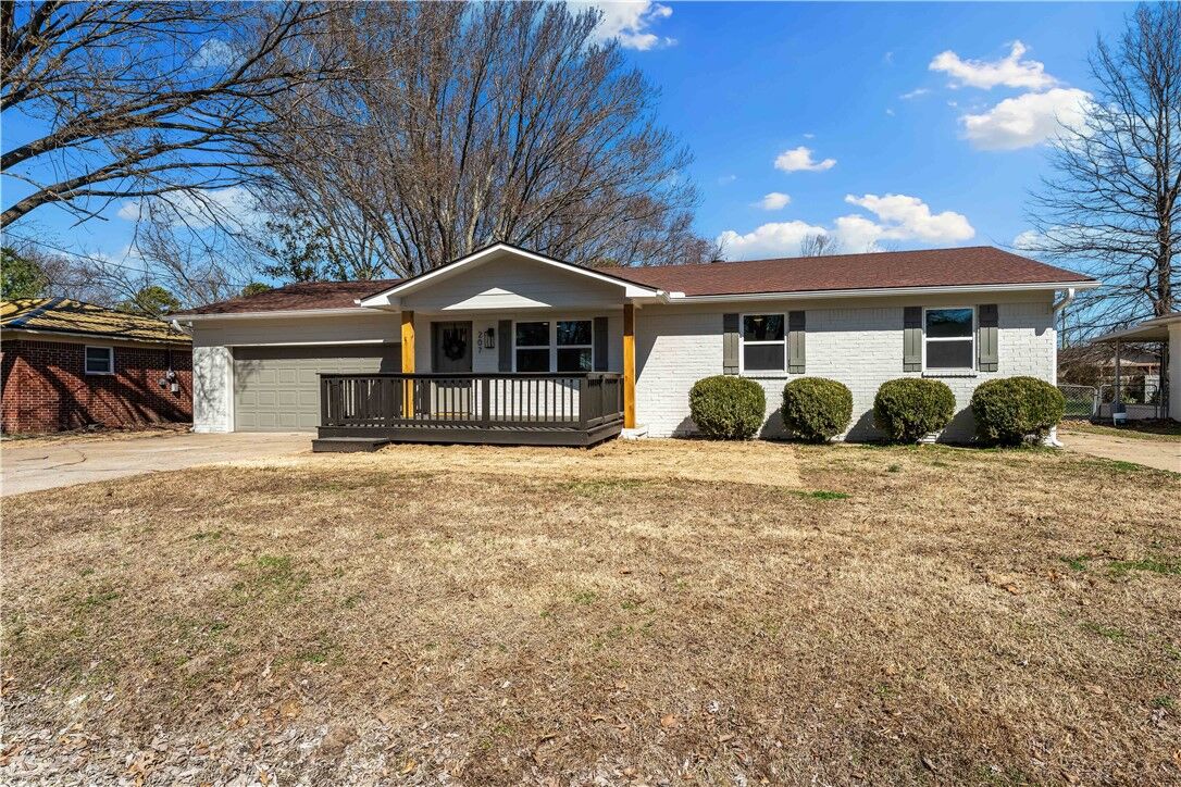 Property Photo:  207 SE 12th Street  AR 72712 