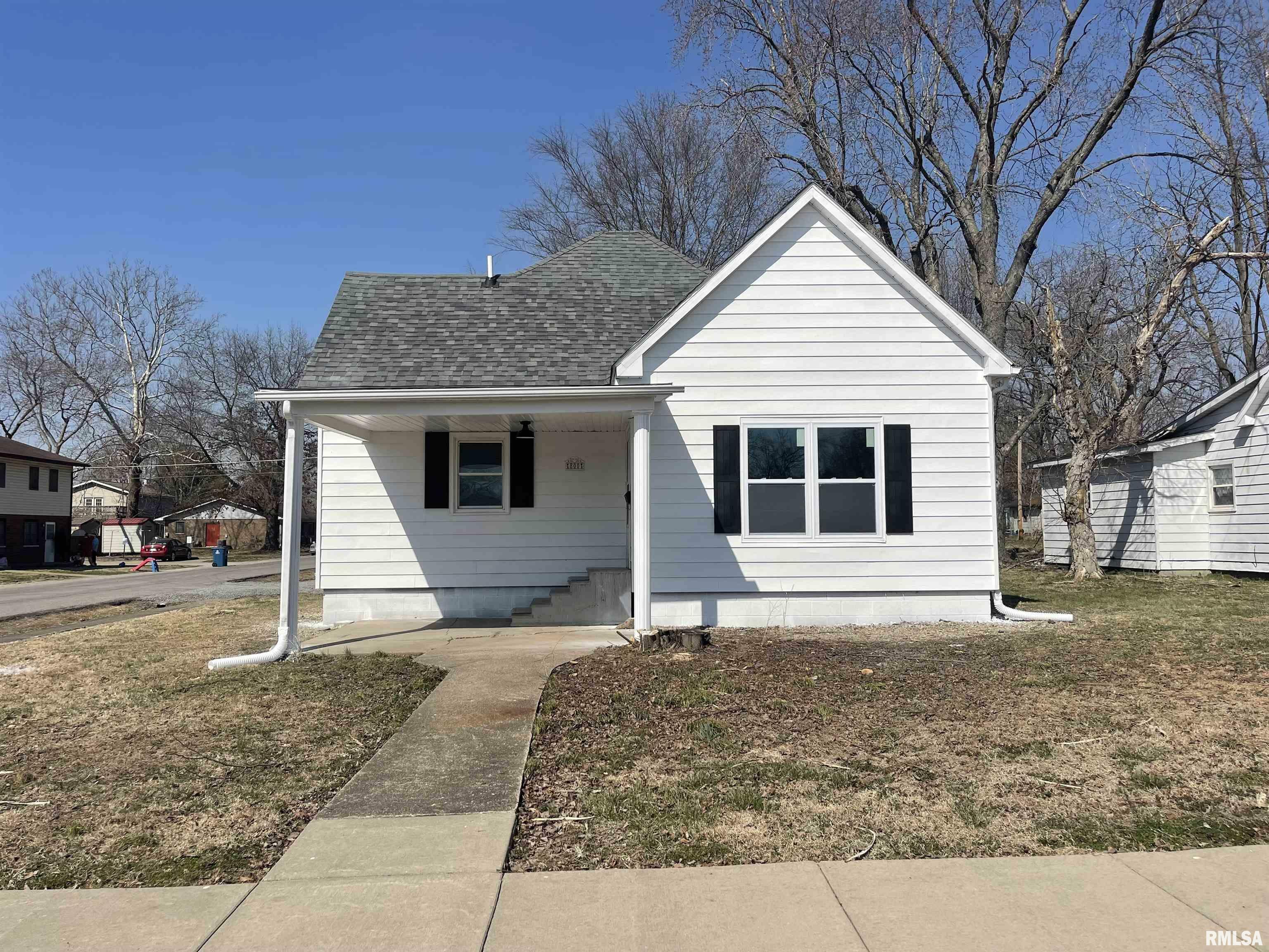 Property Photo:  800 E Reeves Street  IL 62959 