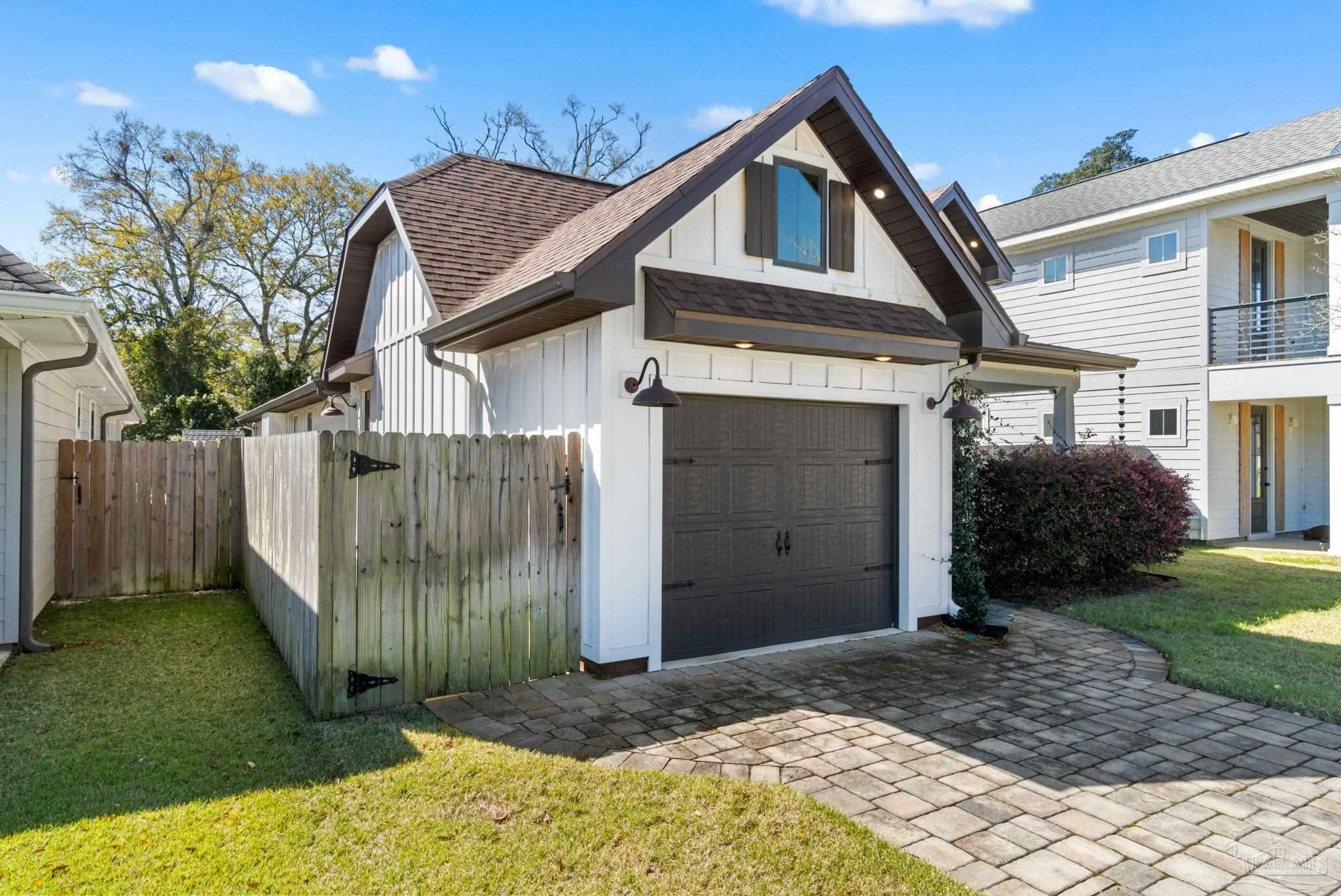 Property Photo:  1105 E Yonge St  FL 32503 