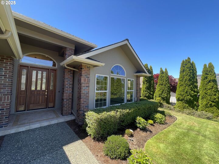Property Photo: 2180 Hayes St OR 97459