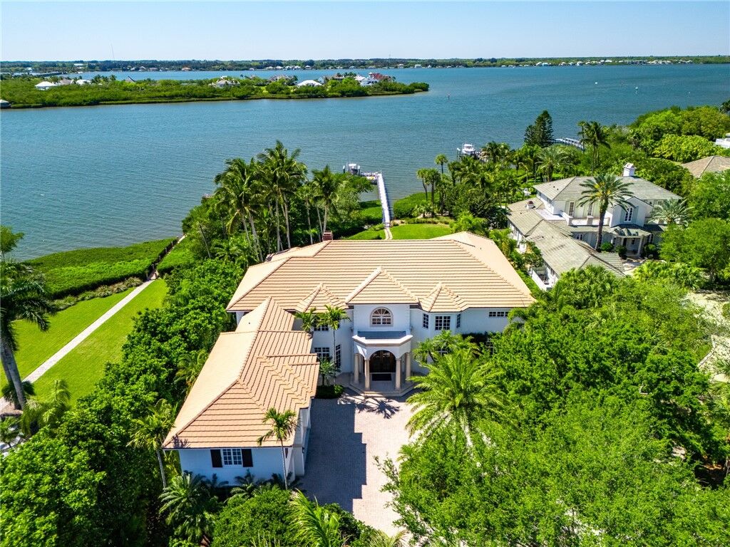 Property Photo: 707 Grove Place FL 32963