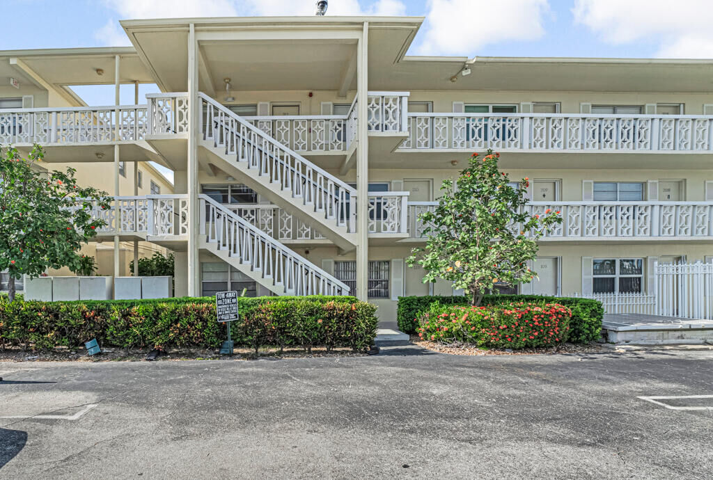 Property Photo:  3915 S Flagler Drive S 310  FL 33405 