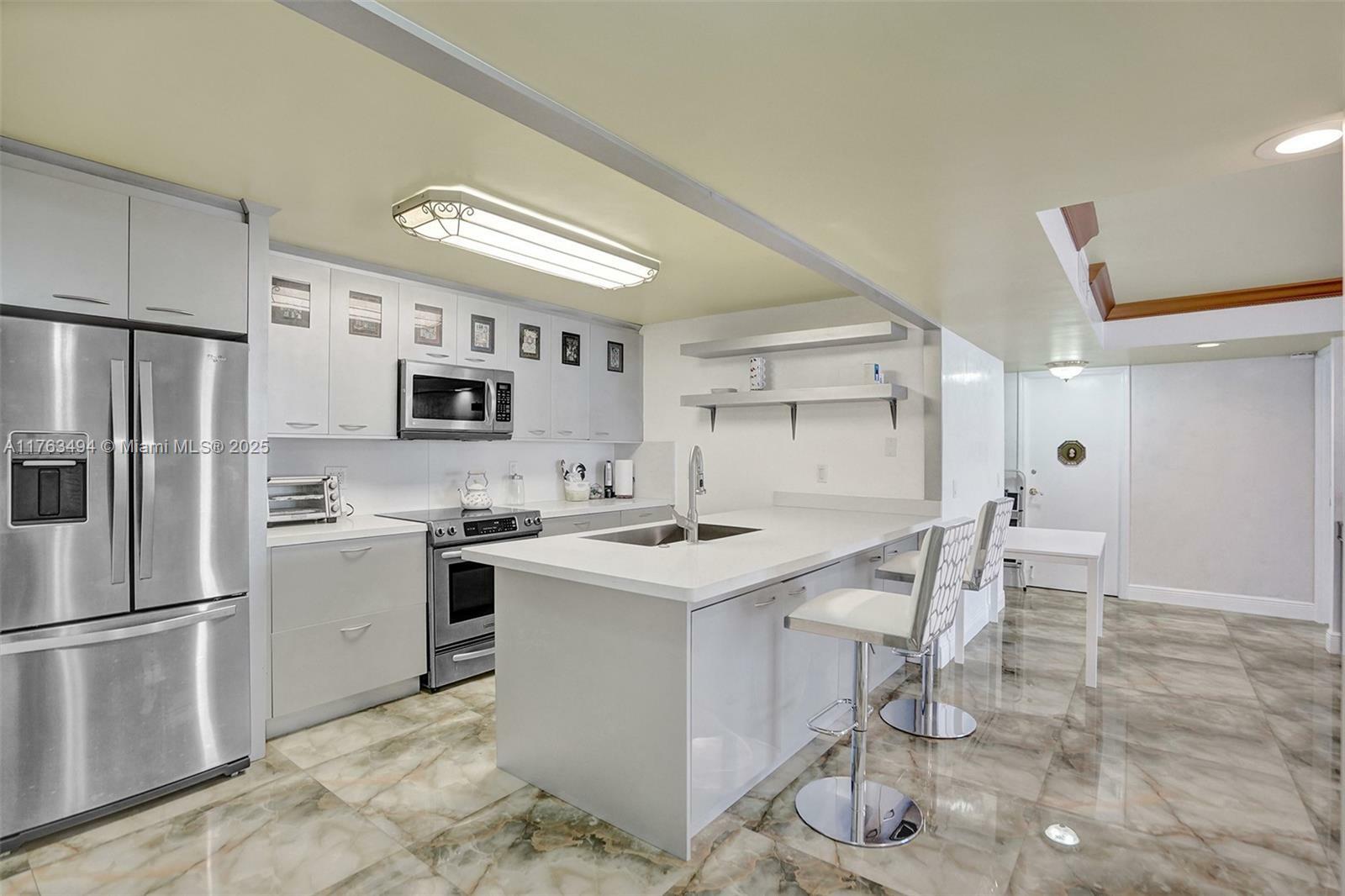 Property Photo:  1410 S Ocean Dr 1102  FL 33019 