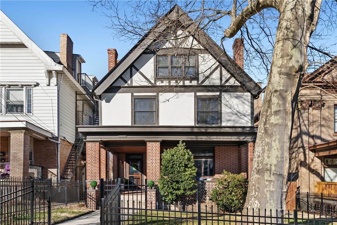 Property Photo: 5427 Baywood St PA 15206