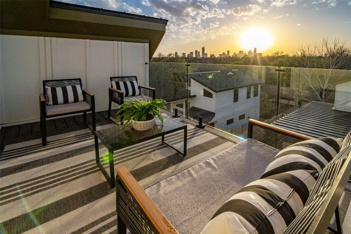Property Photo: 1168 1/2 Ridgeway Drive 1 TX 78702