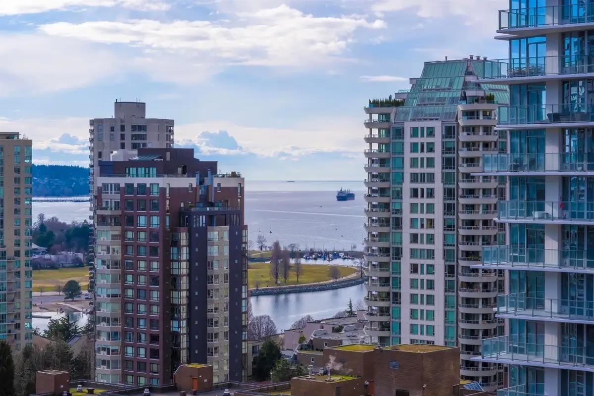 Photo de la propriété: 789 Drake Street 1705 BC V6Z 2N7