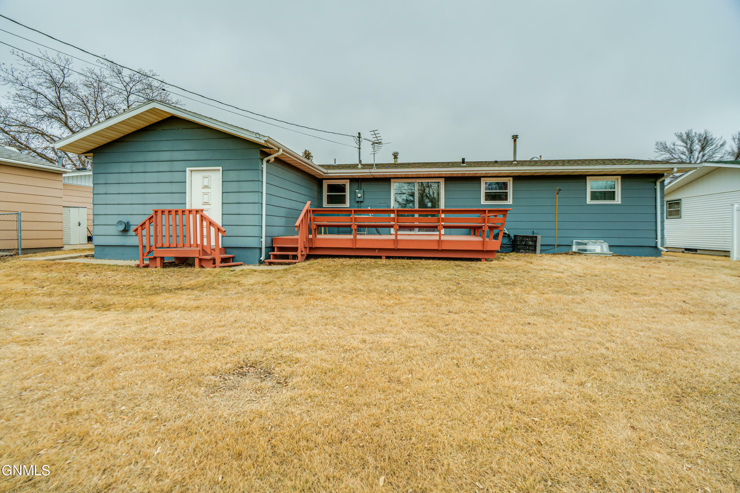 Property Photo:  331 Shady Lane  ND 58501 