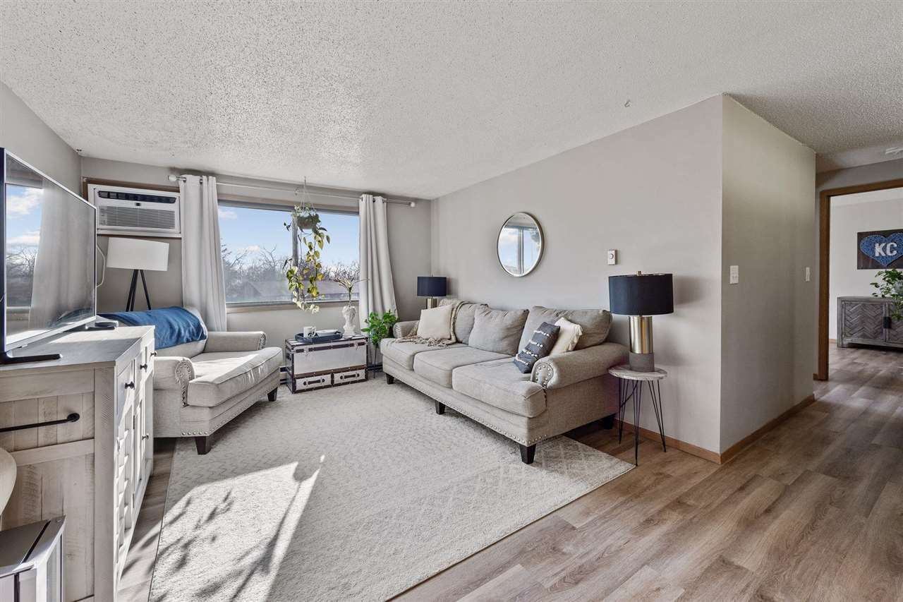 Property Photo: 806 Benton Dr 31 IA 52246