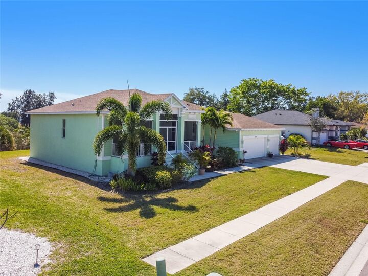 Property Photo: 834 Birdie Way FL 33572