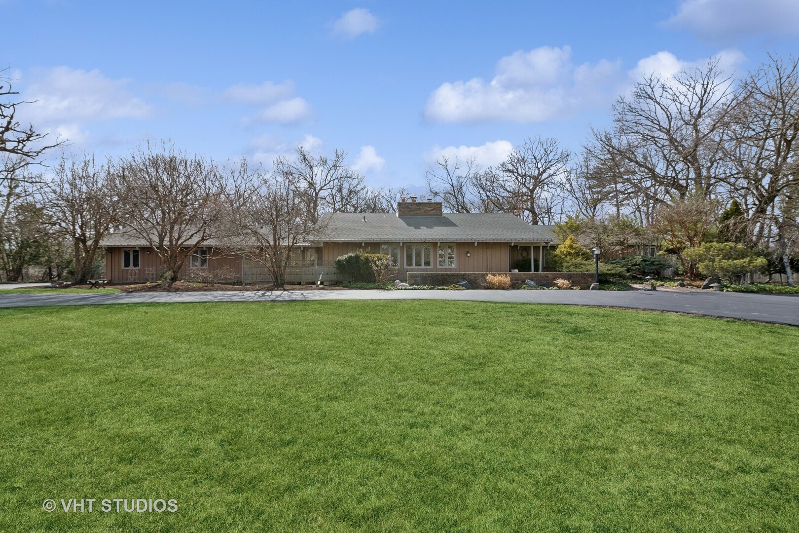 Property Photo:  118 Carriage Road  IL 60010 