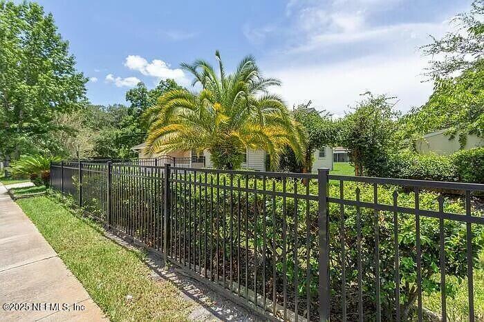 Property Photo: 6612 Barnes Road S FL 32216