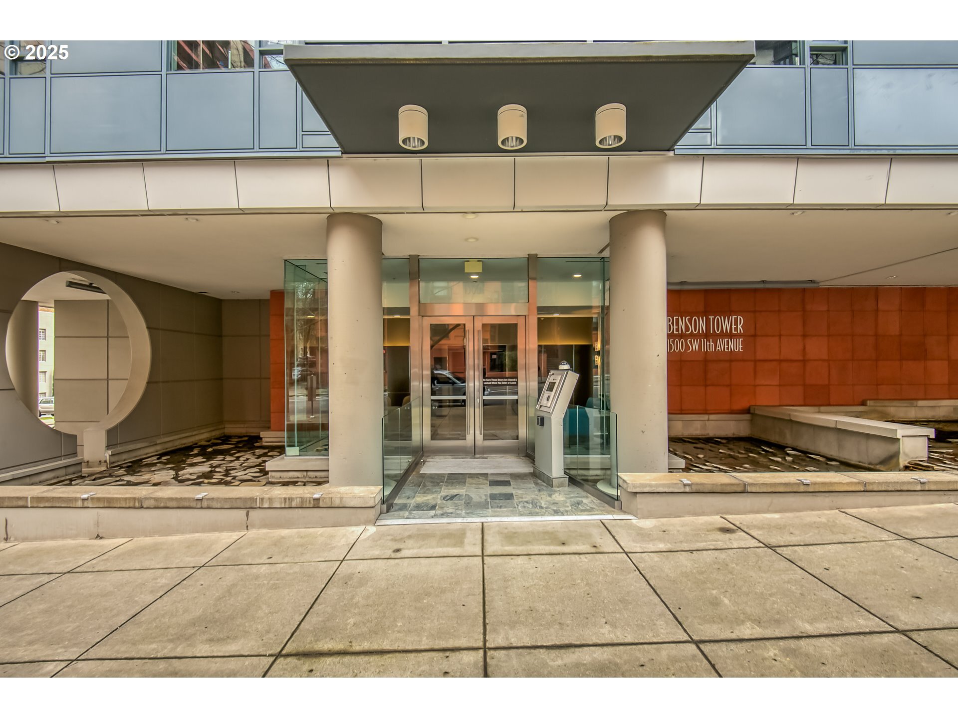 Property Photo:  1500 SW 11th Ave 206  OR 97201 