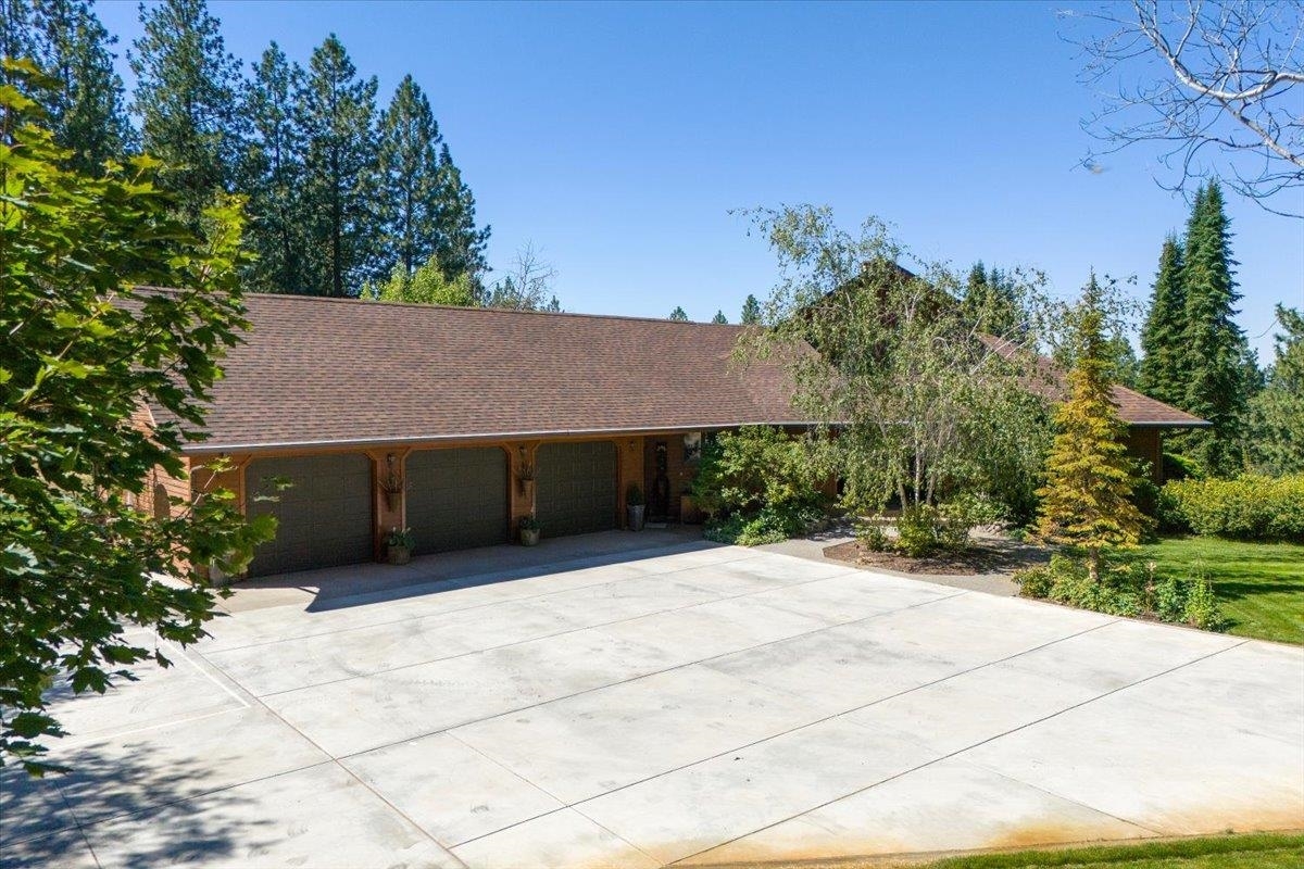 Property Photo: 8912 E Golden Hills Ln WA 99021