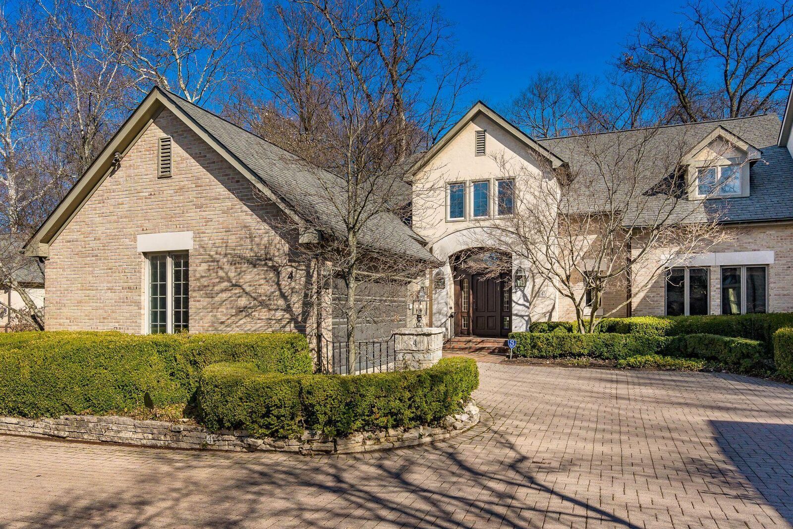 Property Photo: 4 Lyonsgate OH 43209