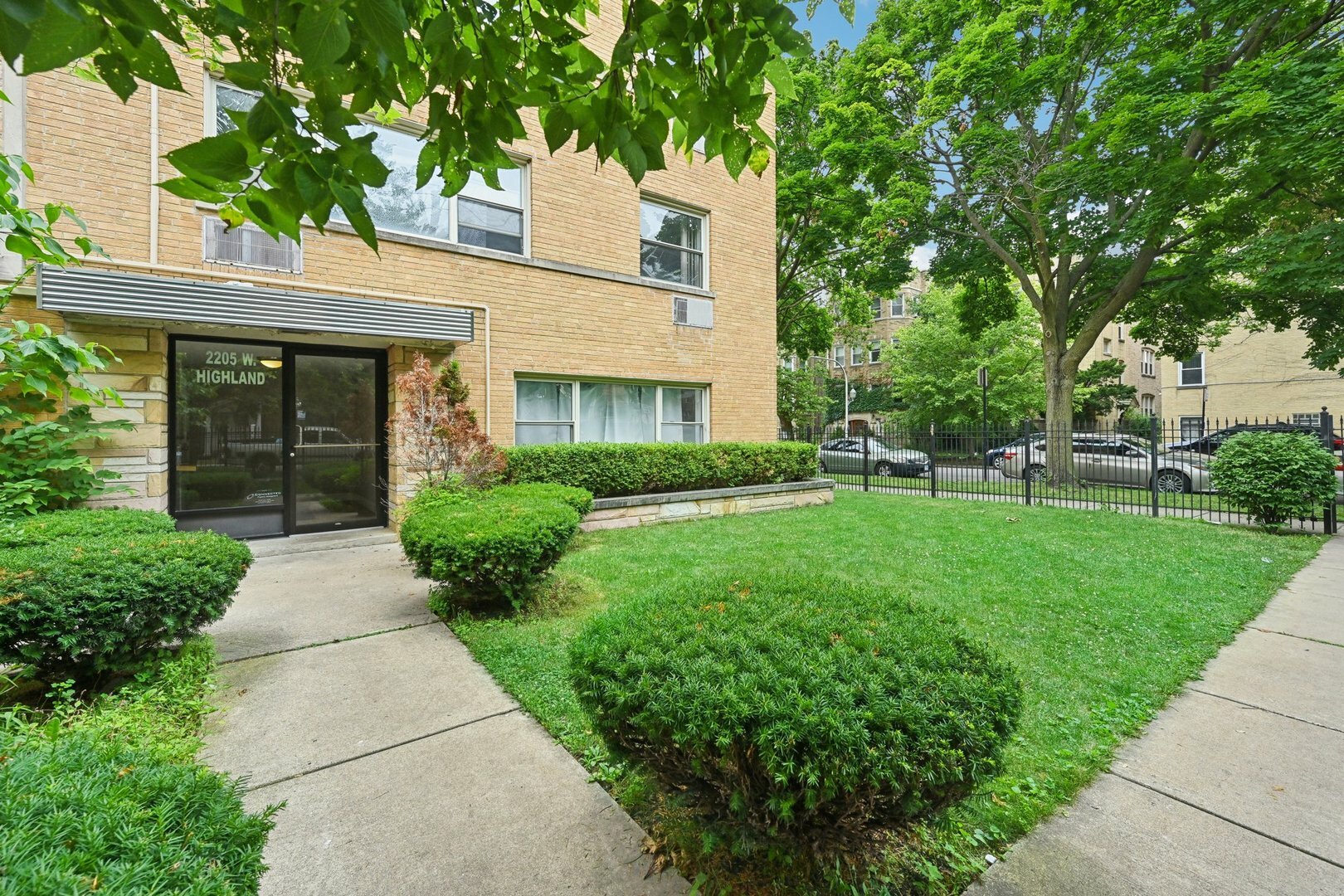 Property Photo:  2205 W Highland Avenue 4N  IL 60659 