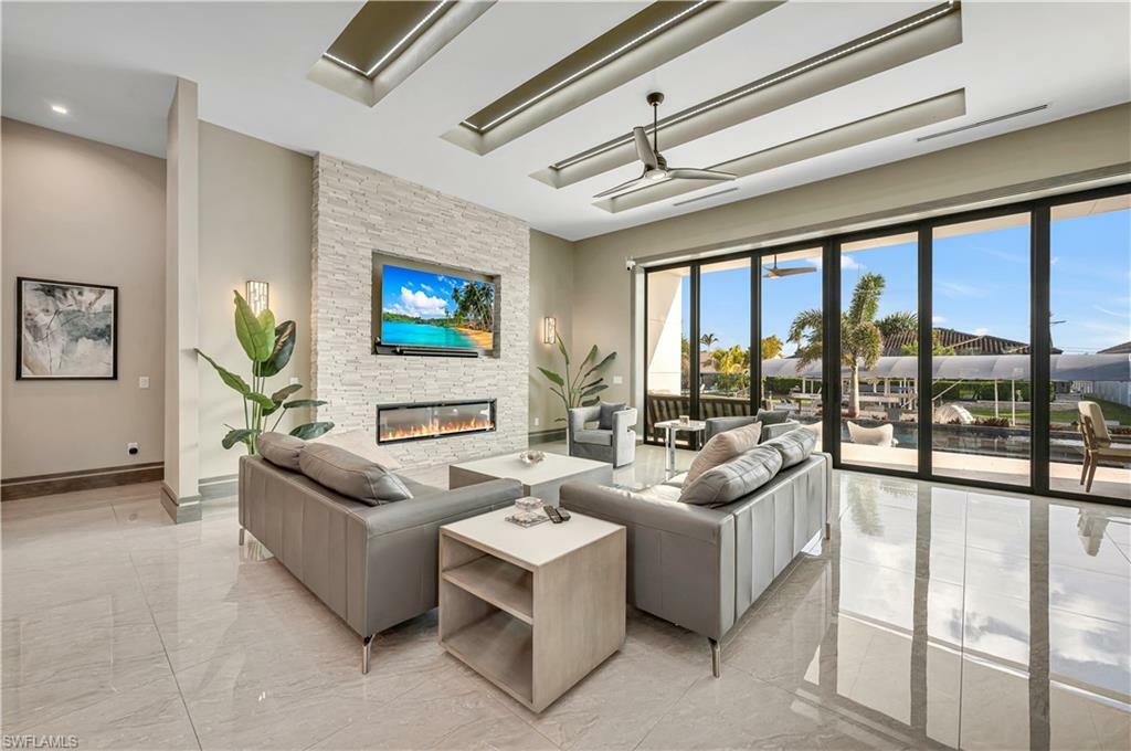 Property Photo: 836 Miramar Ct FL 33904
