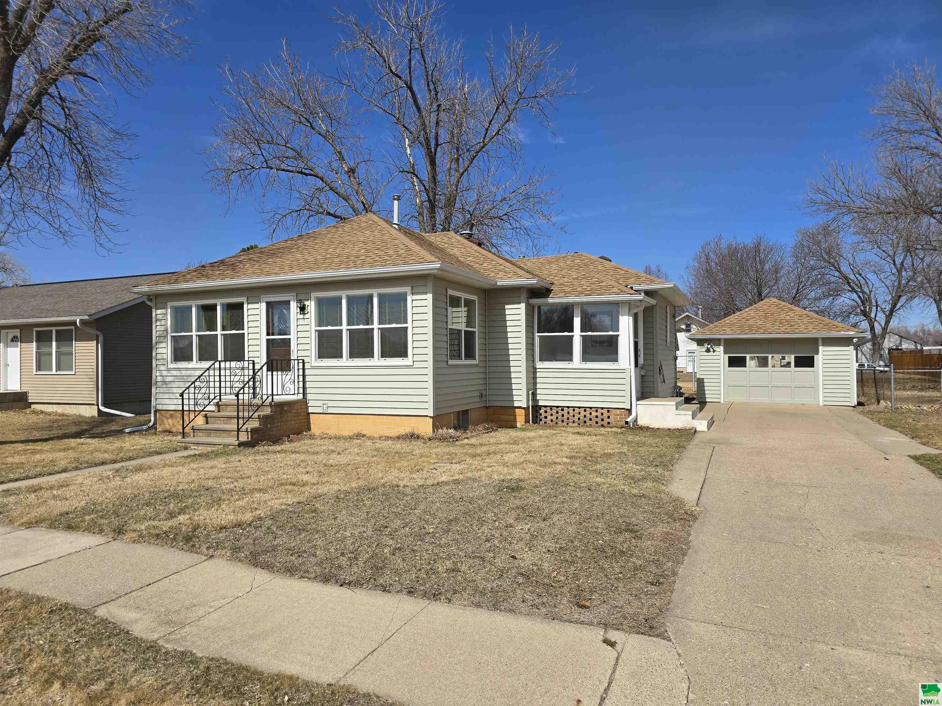 Property Photo: 309 W 28th St NE 68776