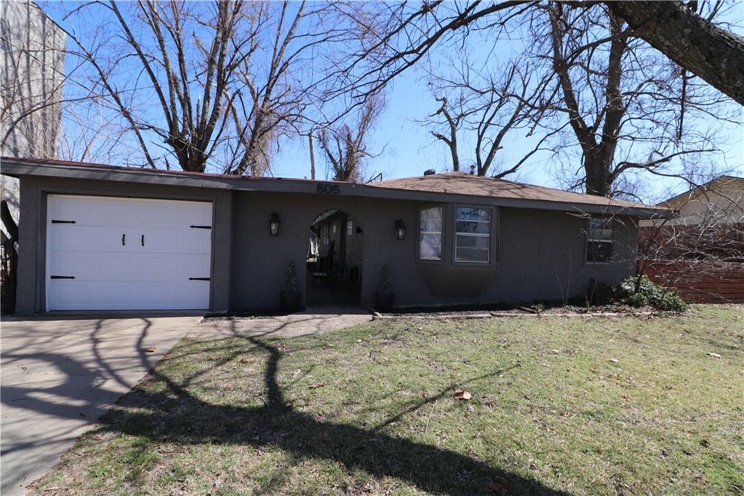 Property Photo: 825 SE H Street AR 72712