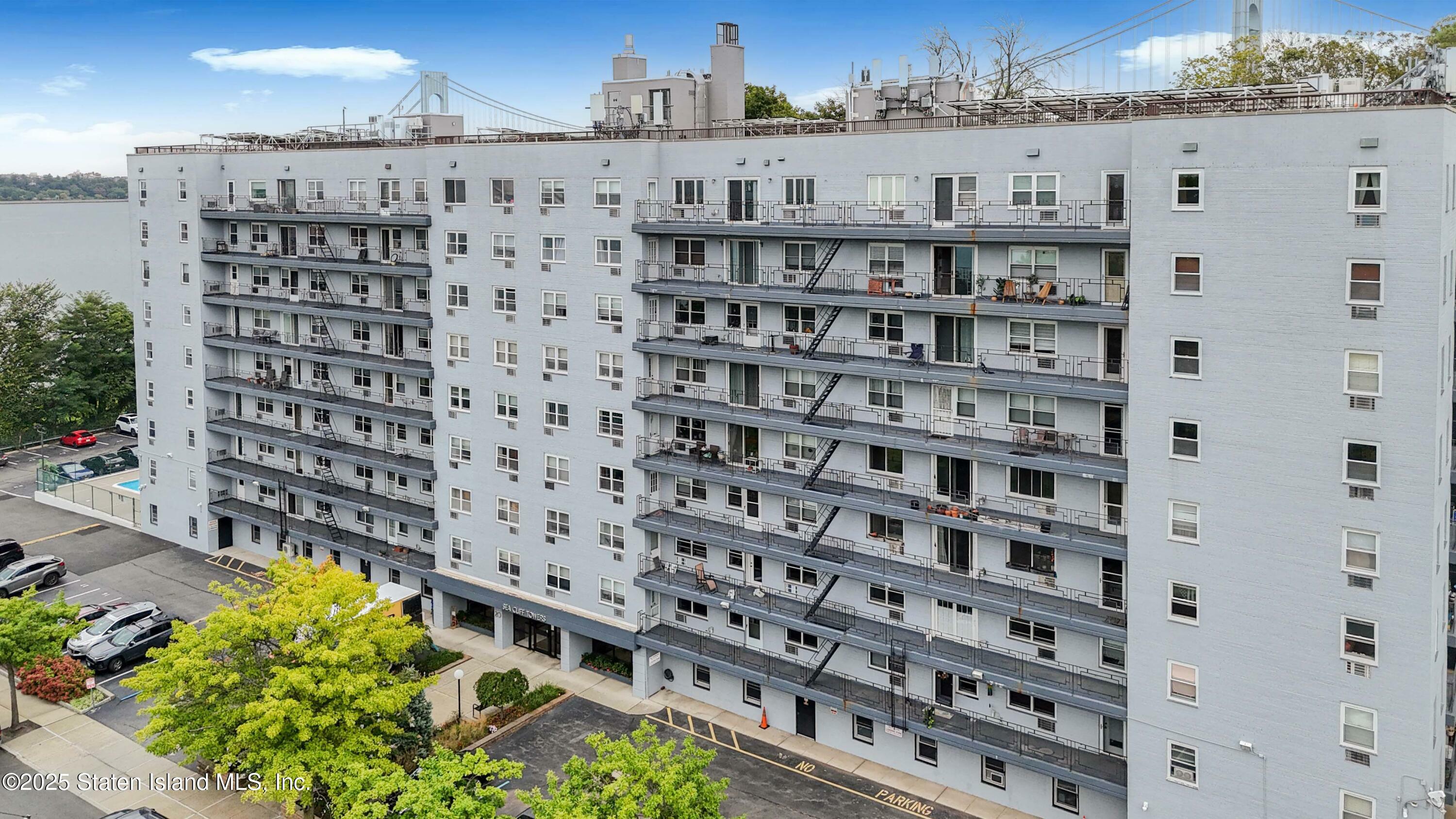 Property Photo: 20 Cliff Street 3R NY 10305