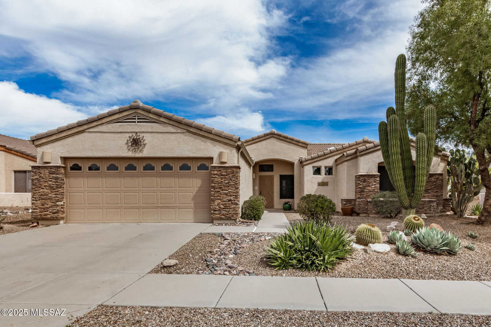 Property Photo:  11608 N Flat Iron Drive  AZ 85737 