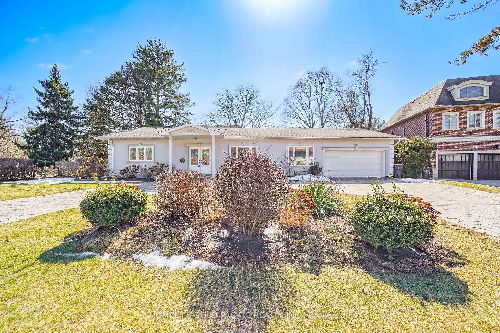 Property Photo: 3 Artinger Court ON M3B 1J9