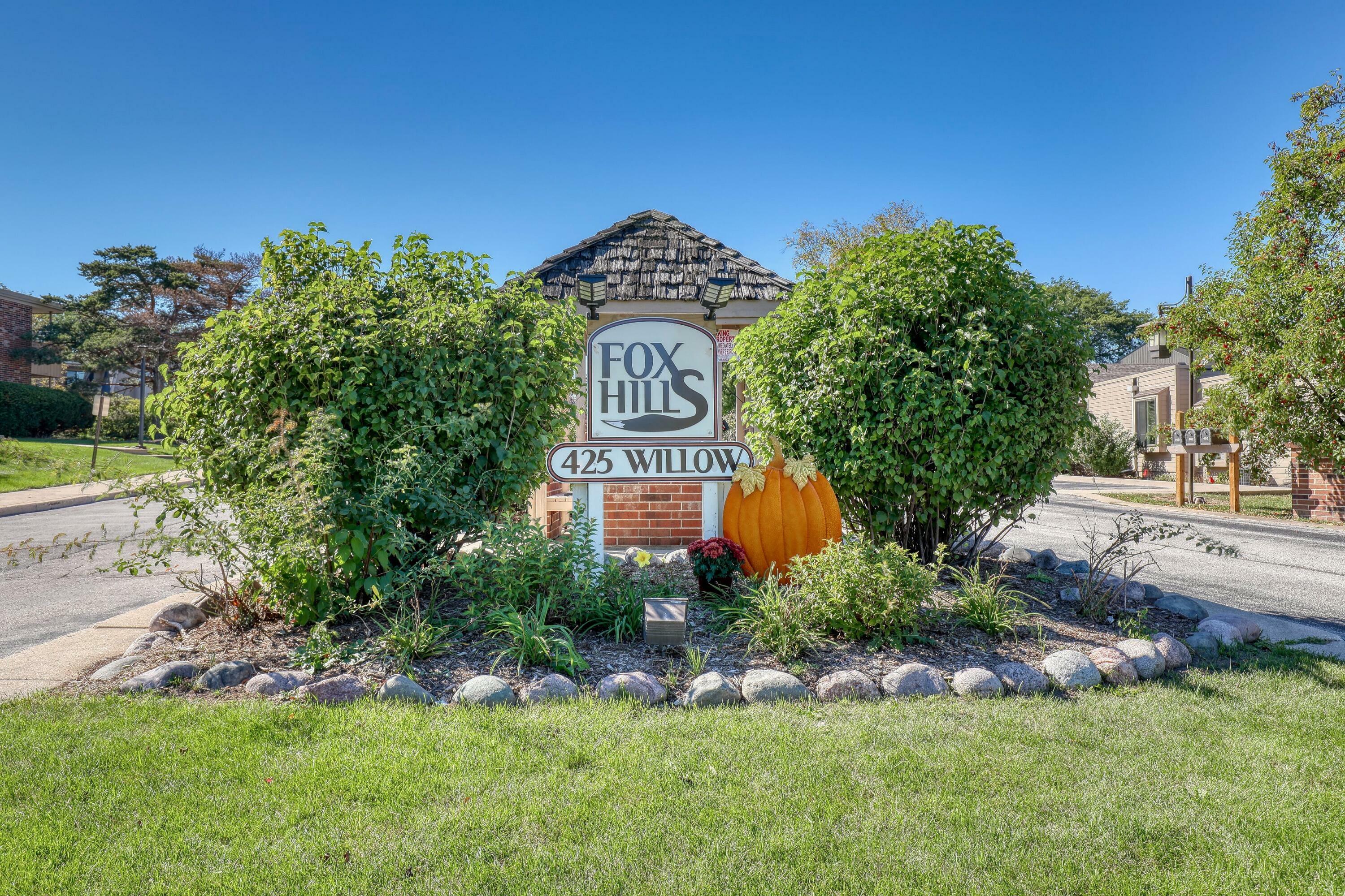 Property Photo: 425 W Willow Ct 130 WI 53217