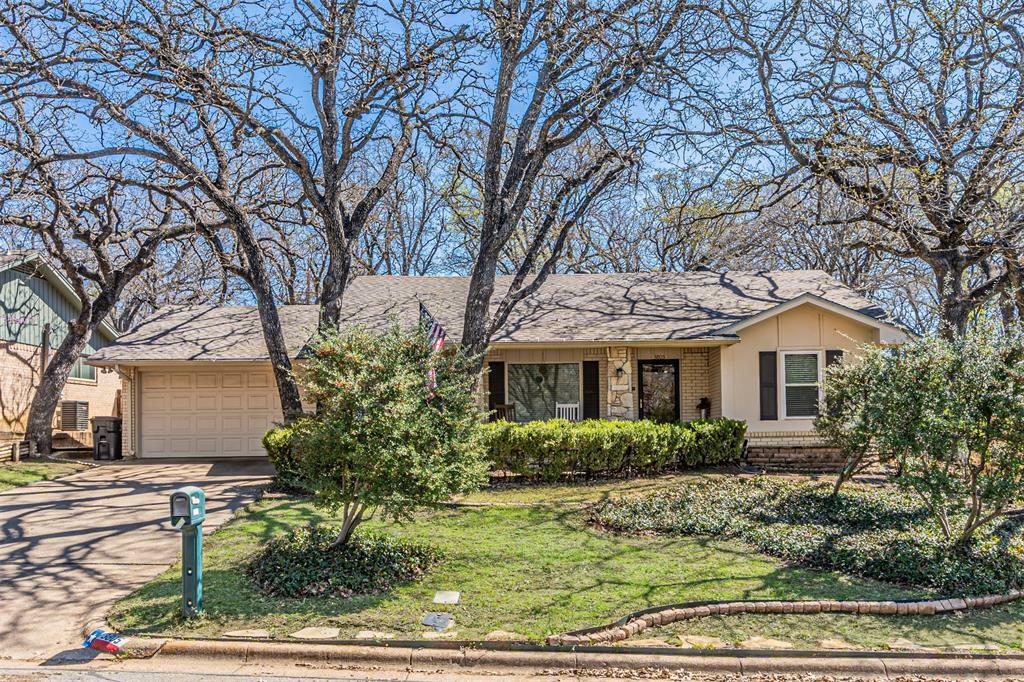 Property Photo: 3805 Hastings Drive TX 76013