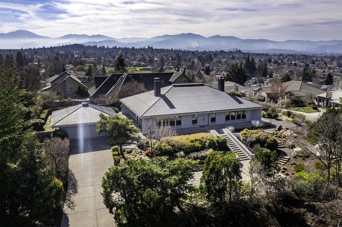 Property Photo: 2946 Chancery Circle OR 97504