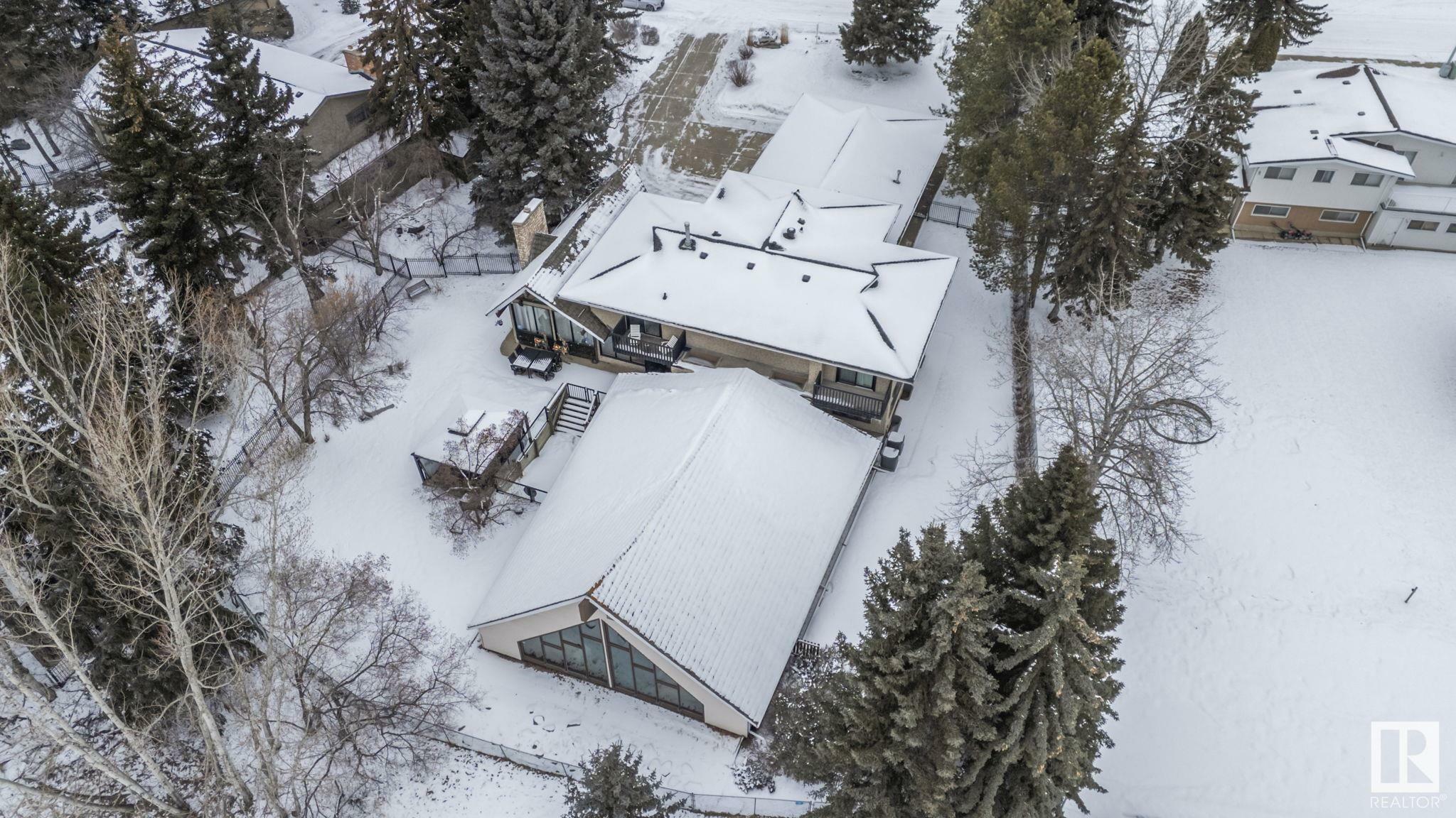 Photo de la propriété:  23 Westbrook Drive NW  AB T6J 2C8 