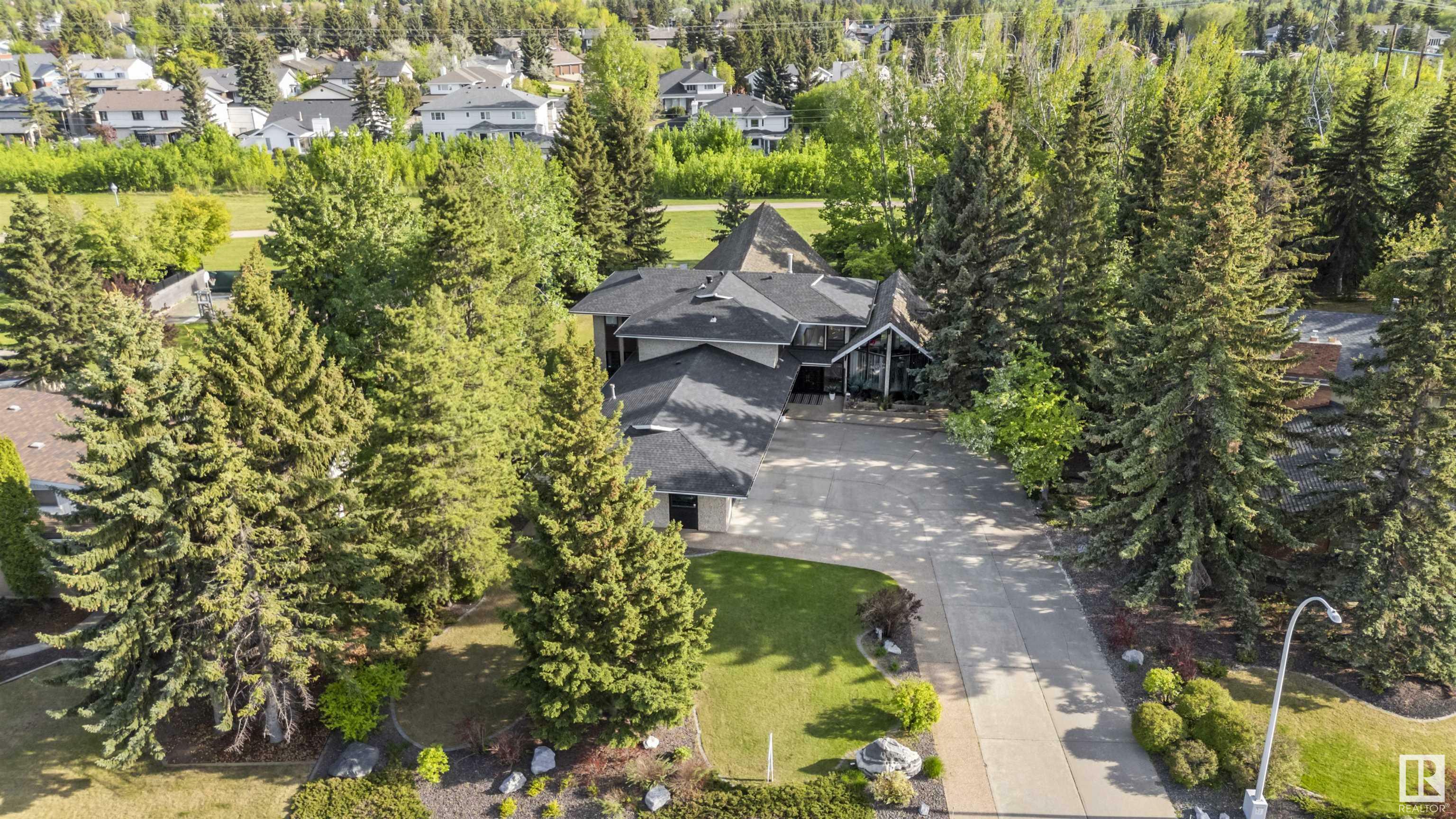 Photo de la propriété:  23 Westbrook Drive NW  AB T6J 2C8 