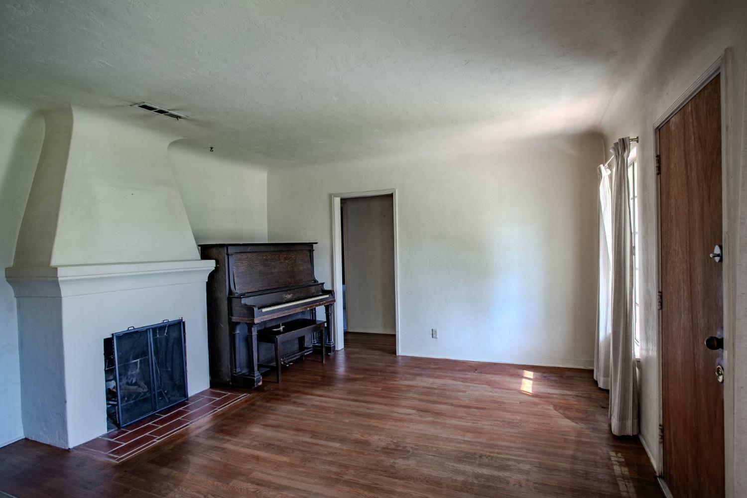Property Photo: 2423 N Thorne Avenue CA 93704