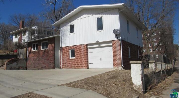 Property Photo:  211 21st St  IA 51104 