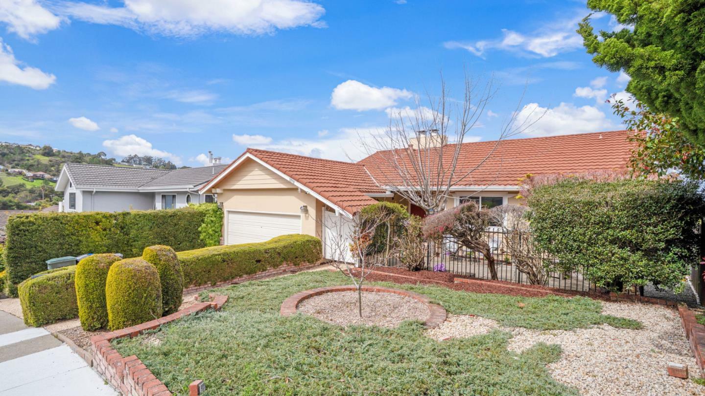 Property Photo: 1090 Ahwahnee Drive CA 94030