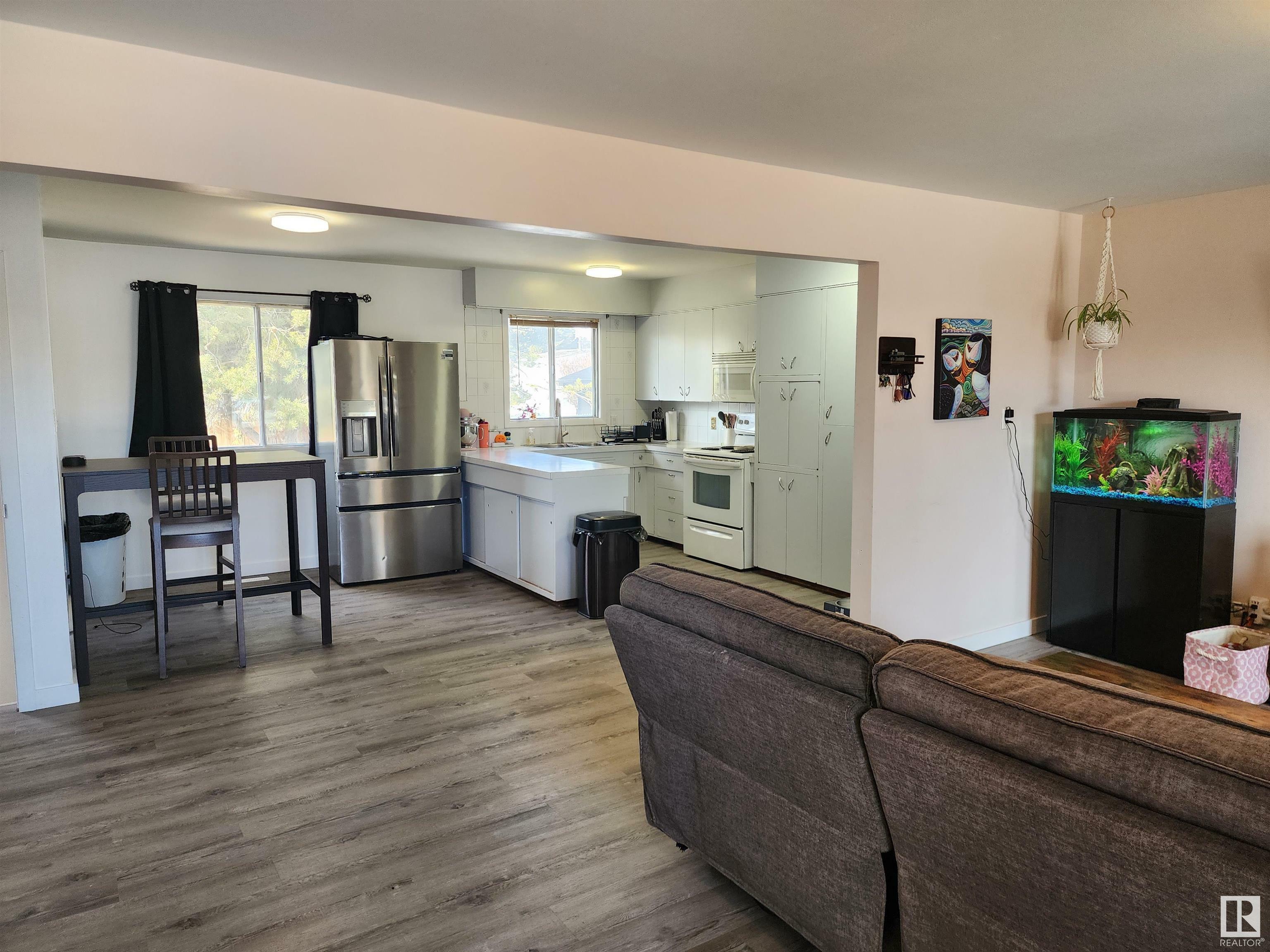 Photo de la propriété: 4108 52 Street AB T9A 1N2